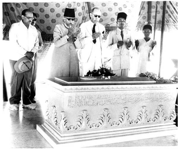 Azad prays at Jinnah's grave (1951)