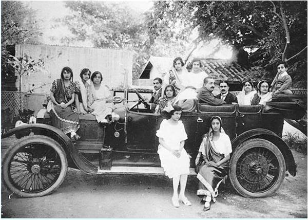 Parsi family on a motorcar (Karachi, 1925)