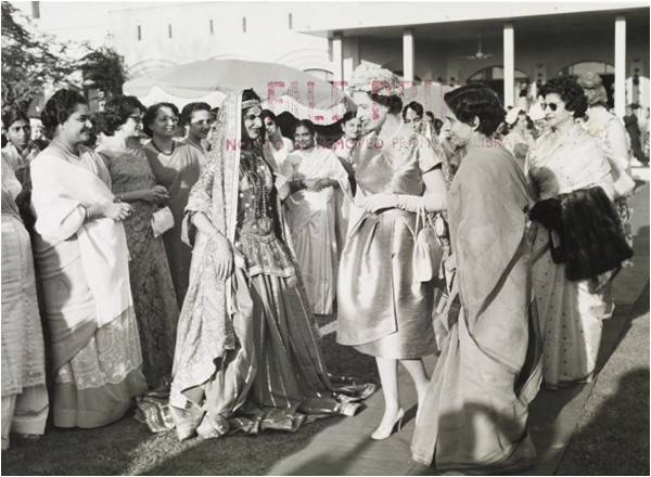 Post-colonial Queen Elizabeth II tours India, Pakistan (1961)