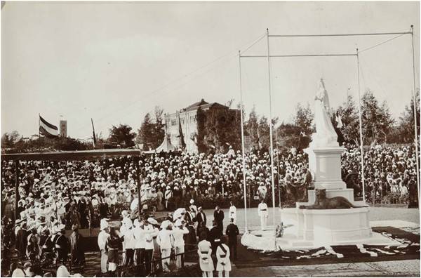 Prince of Wales unveils statue of Queen Victoria, Karachi, 1906