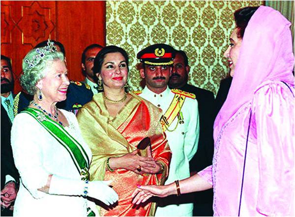 Queen goes shoeless in Islamabad (1997)
