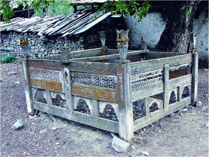 Wooden Funerary Art of Tangir and Darel