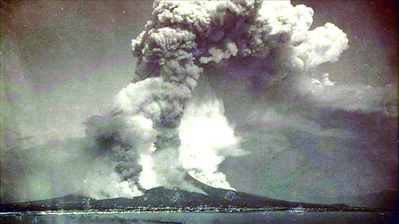 Krakatoa explodes (1883)