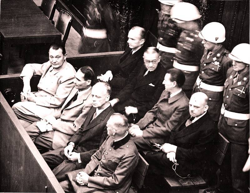 Defendants in the dock (1946)