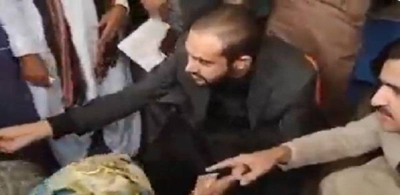 CM Balochistan Distributes Cash Among Gwadar Protestors In Viral Video