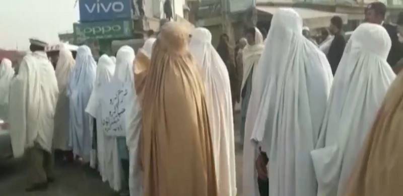 Women In Rural Bannu Take To Streets Against Rising Utility Prices, Power Outages