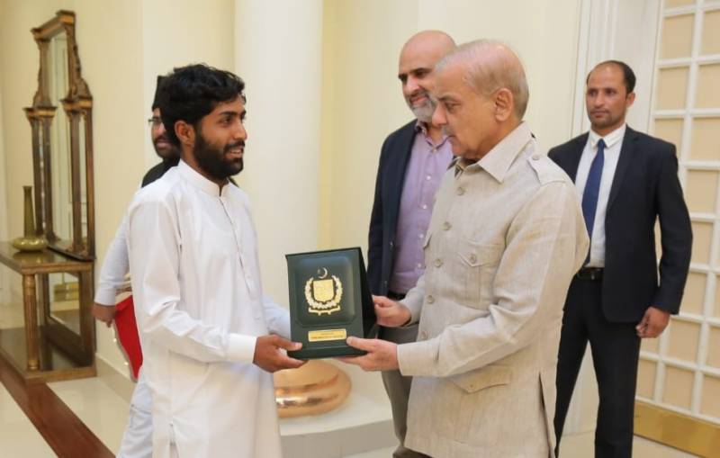 PM Shehbaz Honours Truck Driver Who Risked Life To Save Others, Nominates Him For Tamgha-e-Shujaat