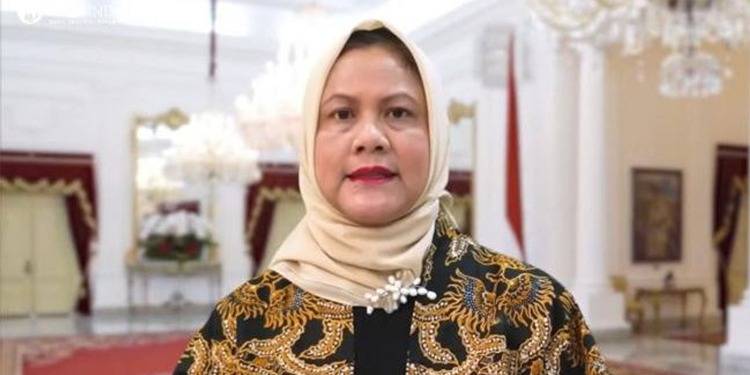 Watch: Indonesia First Lady Trips While Disembarking From Aircraft
