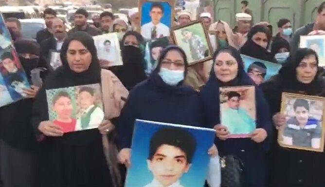 'Eight Years Without Justice': APS Martyrs' Parents Stage Protest In Peshawar