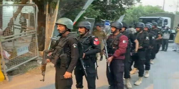 Islamabad Police Team Arrive At Lahore’s Zaman Park To Arrest Imran Khan