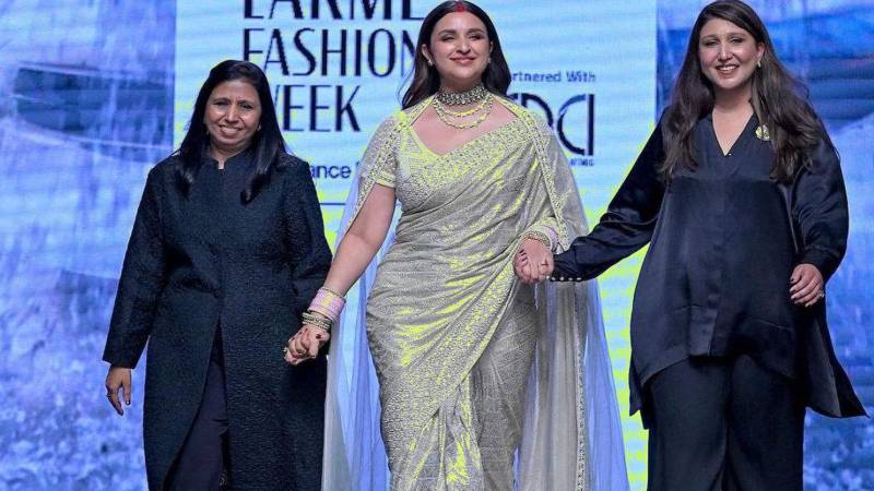 Fashion Week: Bolywood Star Parineeti Chopra Looks Mesmerising In Pearl White Saree
