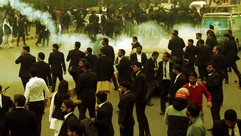 Clash Erupts between Lawyers, Police Outside LHC