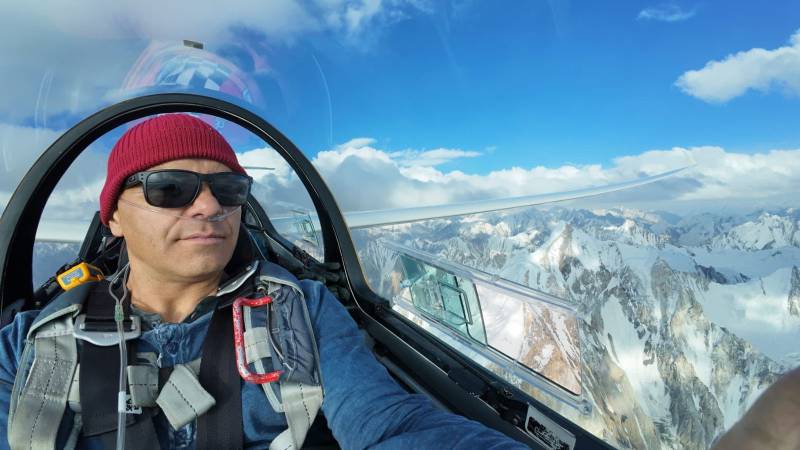 Two Polish Pilots Make History By Flying Glider Over K2