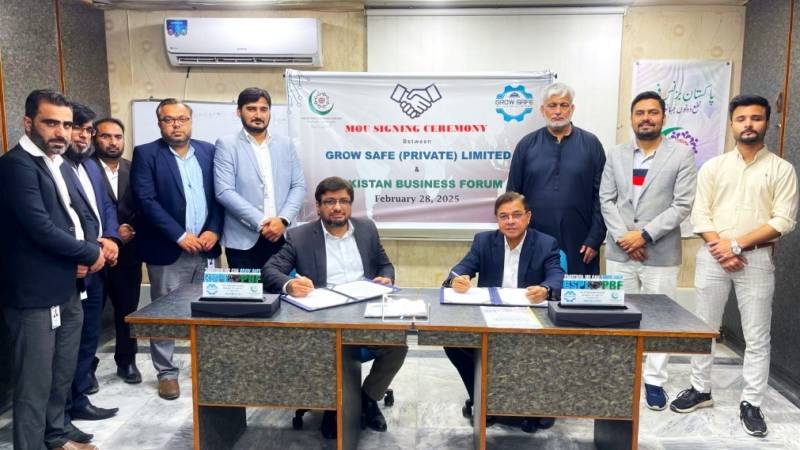 (Left to right) Saad Abdul Wahab, CEO, Grow Safe and Sohail Aziz, President, Pakistan Business Forum (Karachi chapter) at the agreement signing.