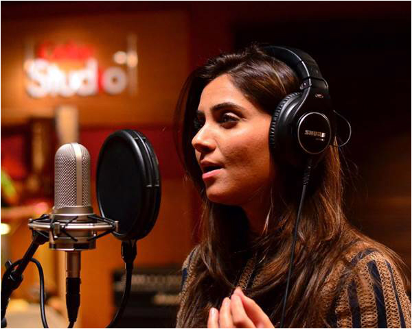 Zara Madani sings Moray Naina