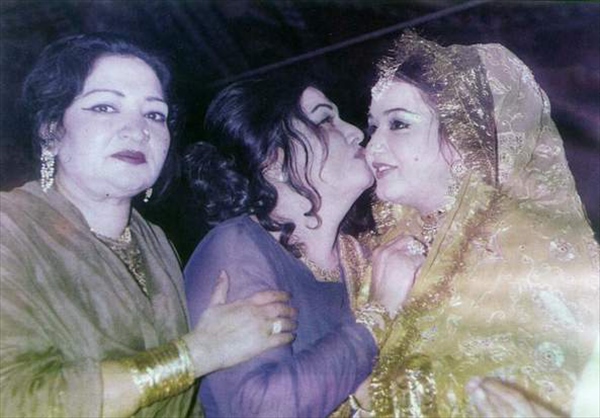 Noor Jehan kisses her daughter on her wedding day