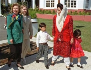 Benazir Bhutto and Hillary Clinton meet with their children in tow