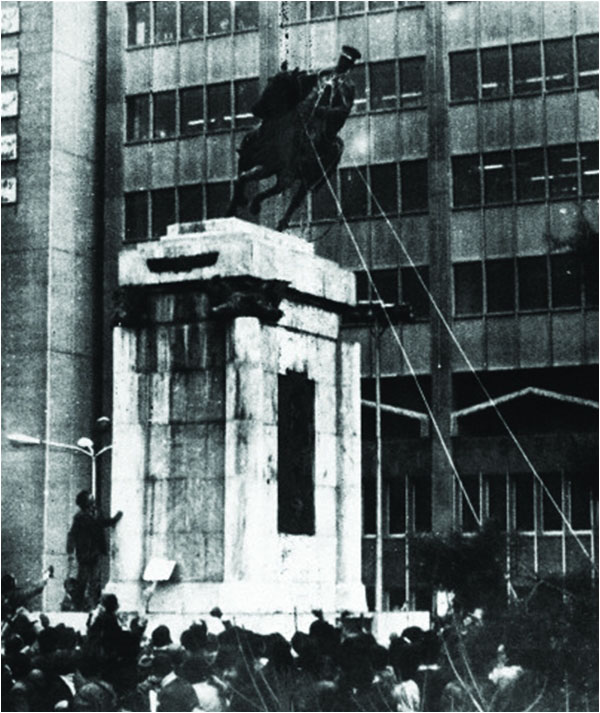 Iranians pull down a statue of Reza Shah Pahlavi – January 16, 1979
