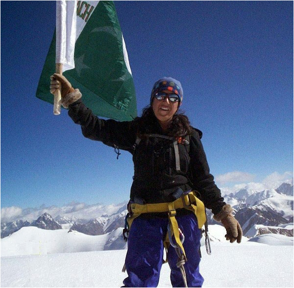 Samina Baig with the Pakistani Flag