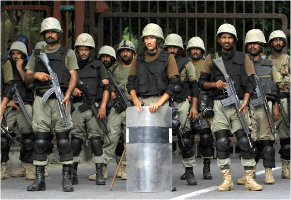 Rangers guard the parliament against the followers of Tahirul Qadri