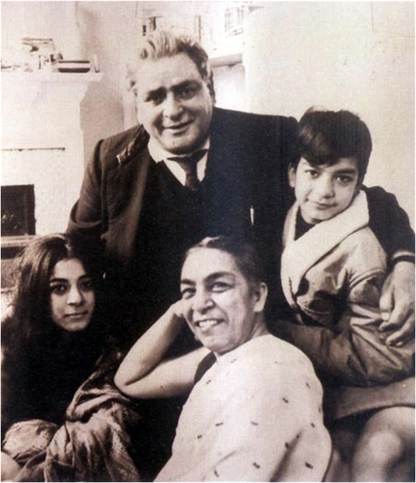 \Zohra Segal, Kiran and Pavan (Zohra Segal's daughter and son) with Prithviraj Kapoor