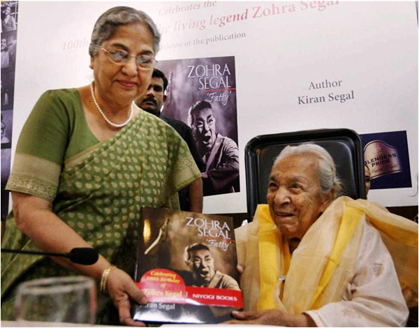 Gursharan Kaur releasing a book on Zohra Sehgal on her 100th Birth Anniversary