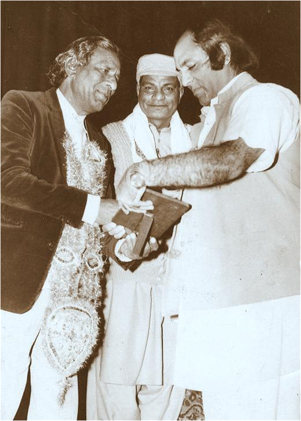 Ustad Shaukat Hussain Khan receiving an award