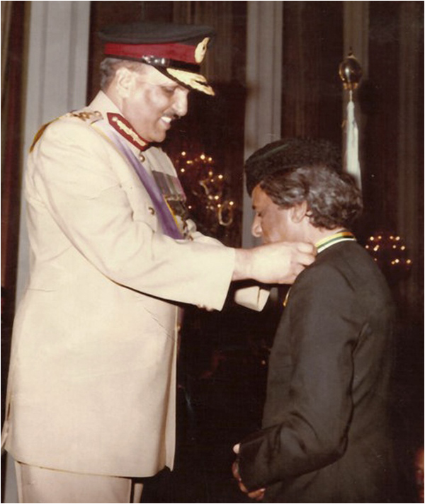Ustad Shaukat Hussain Khan receiving the pride of performance award from General Zia Ul Haq
