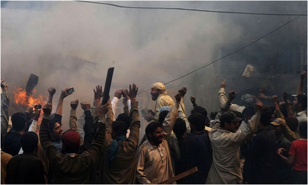 A mob reacts in Joseph Colony Photo by White Star Arif Ali