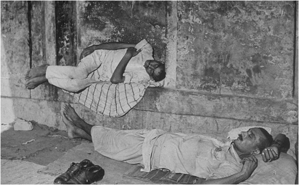 Two men sleeping on the street – Lahore 1946 (Courtesy Lahore Nama)