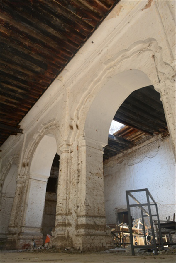 The arches and features of the building reflect a mix of Mughal and Sikh architecture