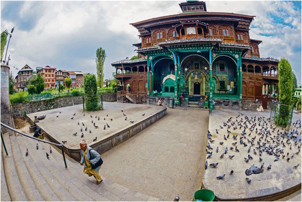 The Shah-e-Hamdan Mosque in Srinagar is a blend of Kashmiri and Central Asian architecture. It was built in 1395 as a memorial to the visit of Mir Syed Ali Hamdani