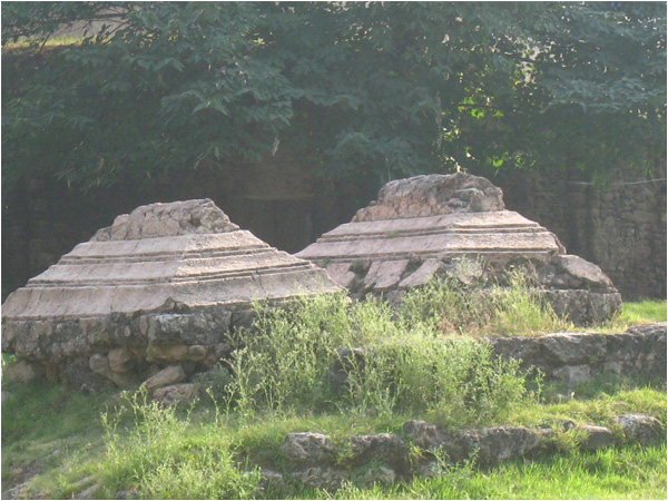 Graves of the sons of Sultan Sarang - Photo by the author