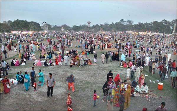 Masses from all walks of life gather at Jilani Park