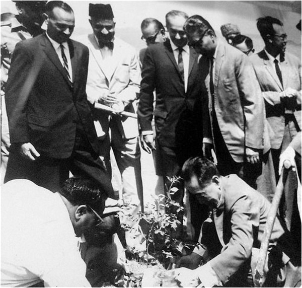 Prime Minister Chou En Lai plants a tree in Shakarparian as Bhutto watches