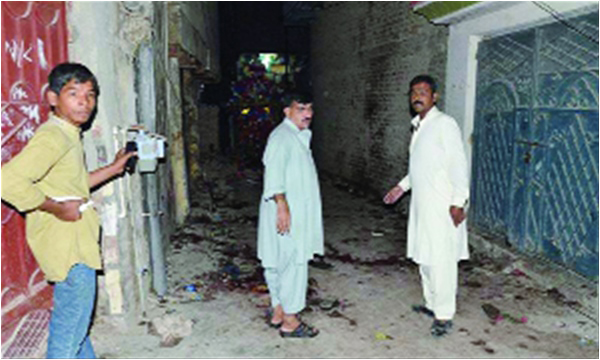 The site of a bombing in Jacobabad (Courtesy Reuters)