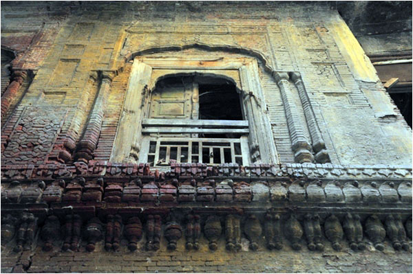 A balcony - typical Sikh era structure in the Noori Manzil haveli