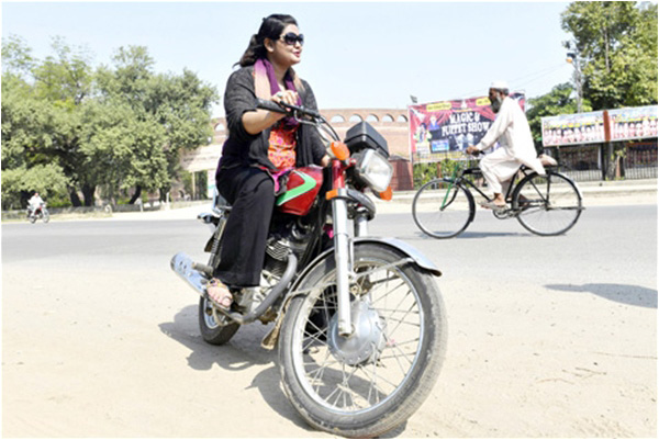 Hina Kazmi, a Pakistani housewife, on her motorcycle - Photo courtesy AFP