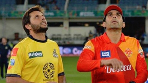 Shahid Afridi and Misbah during the coin toss for the semi-final