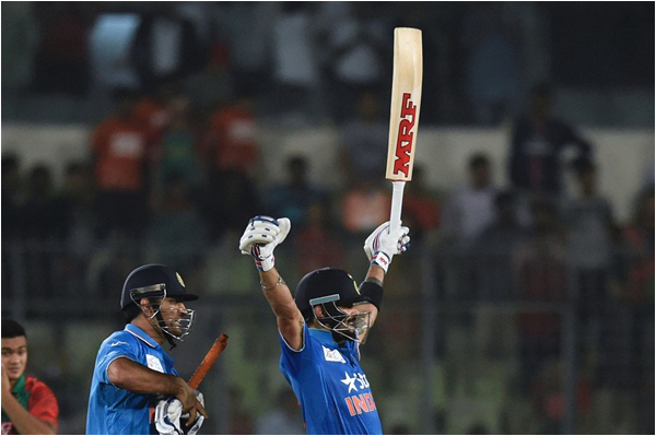 MS Dhoni celebrates India's Asia Cup win