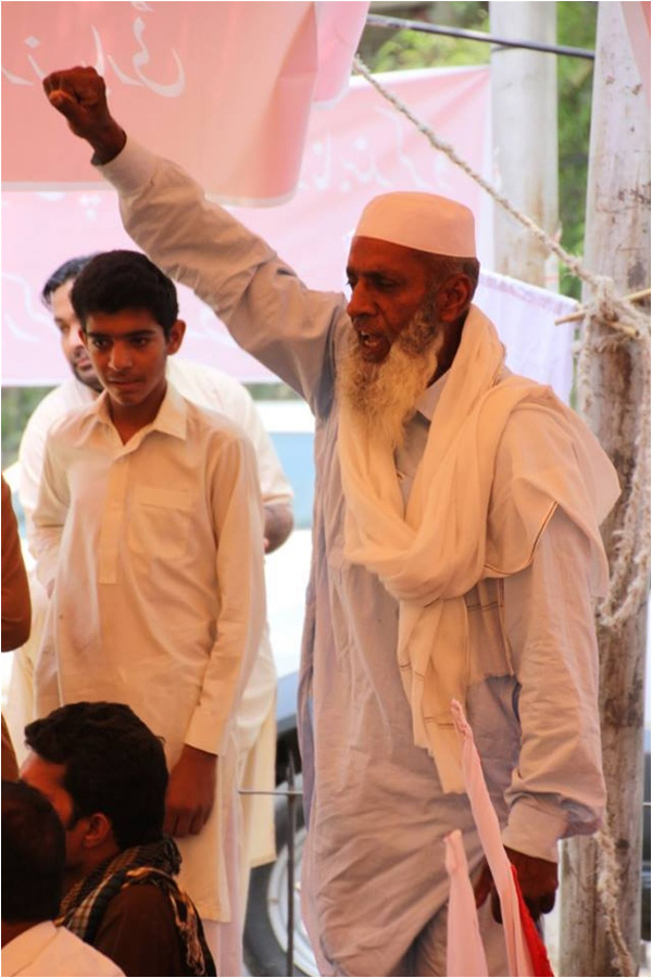 A supporter of the Anjuman e Mazareyeen e Punjab at a protest