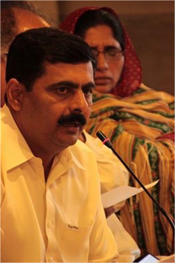 AMP leader Mehr Sattar, with Badr-un-Nisa in the background