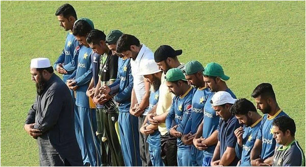 Inzamam leading prayer during the training session on Monday