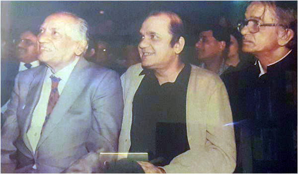 Agha Nasir, flanked by two giants in their own fields - Faiz Ahmad Faiz and Sadequain