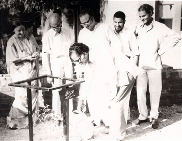Ahmed Nadeem Qasmi planting a tree at the Yaad Bagh, with Farida Khanum (extreme left) and others looking on