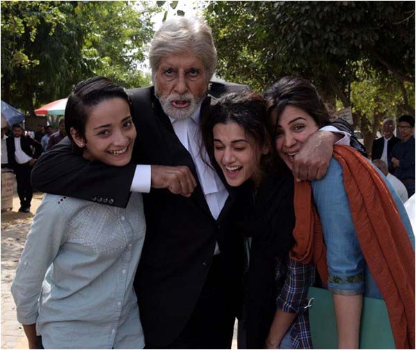 Amitabh Bachchan on the set of 'Pink' with Taapsee Pannu, Kirti Kulhari and Andrea Tariang