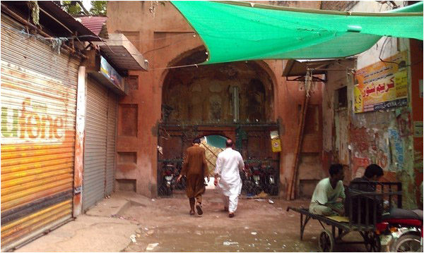 The run-down passage leading to the barely visible entrance of the Mosque