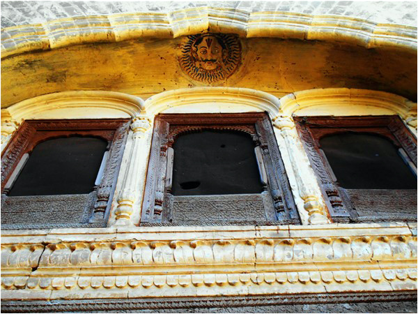 The primary construction material used for the Bedi Mahal is sandstone