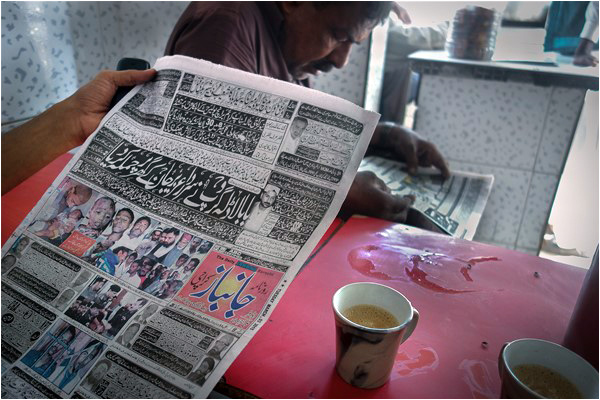 Reading the March 2, 2015 edition of Janbaz at a dhaba in Agra Taj Colony, Lyari. Credit: L. Gayer