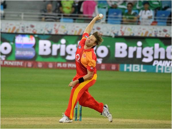 Shane Watson bowls in the match between Islamabad United and Lahore Qalandars